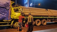 Pemotor Tewas Terlibat Kecelakaan Beruntun 3 Truk di Raya Lamongan-Deket