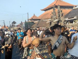 Keseruan Turis Asing Ikut Perang Tipat Bantal di Badung Bali