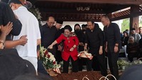 Momen Megawati-Sukmawati Tabur Bunga di Pusara Guruh Soekarnoputra