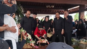 Video: Momen Megawati Tabur Bunga di Makam Guruh Soekarnoputra