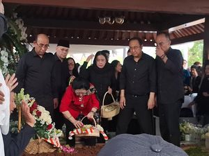 Video: Momen Megawati Tabur Bunga di Makam Guruh Soekarnoputra