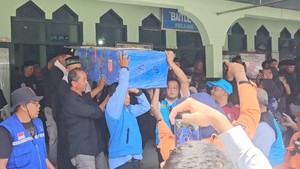 Isak Tangis Sambut Jenazah Guru SD Asal Madiun Korban KM Virgo