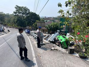 Detik-detik Laka Maut Elf Terperosok Timpa Pasar di Gunungkidul