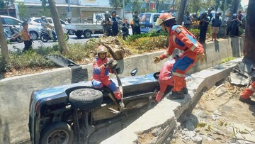 Innova Reborn Nyemplung ke Selokan Jalan A Yani Surabaya