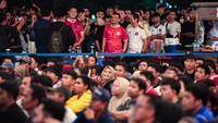 Momen Luthfi Nobar Timnas Bareng Ribuan Warga di Kantor Gubernur