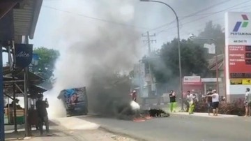 Motor-Mobil Tabrakan dan Terbakar di Dekat SPBU Kedungpucang Purworejo