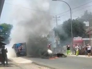 Motor-Mobil Tabrakan dan Terbakar di Dekat SPBU Kedungpucang Purworejo