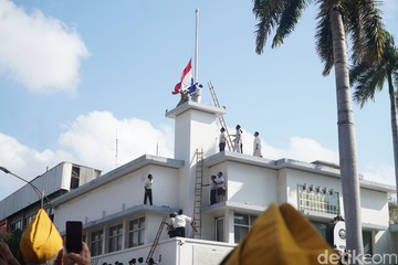 Potret 750 Pemain Hidupkan Lagi Peristiwa Perobekan Bendera di Surabaya