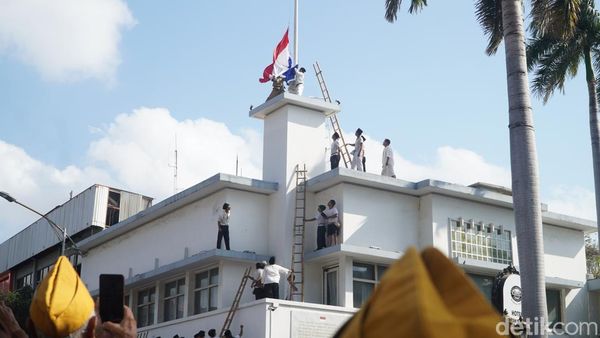Potret 750 Pemain Hidupkan Lagi Peristiwa Perobekan Bendera di Surabaya