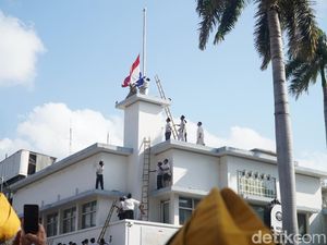 Potret 750 Pemain Hidupkan Lagi Peristiwa Perobekan Bendera di Surabaya