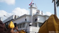 Kemeriahan Opera Kolosal Refleksi Perobekan Bendera Merah Putih Bertanya