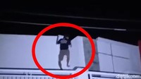 Video Aksi Pencuri Brankas Masjid Kabur ke Atap di Makassar
