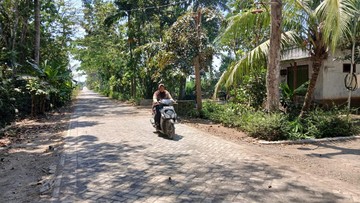 PT BSI Garap Pavingisasi Jalan Ringinagung Banyuwangi Sepanjang 800 Meter