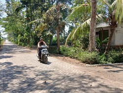 PT BSI Garap Pavingisasi Jalan Ringinagung Banyuwangi Sepanjang 800 Meter