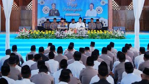 42 Ribu Santri dan Jajaran Polri Ikuti Kajian Gus Baha, Gaungkan Kebangsaan