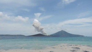 Anak Krakatau Erupsi Lagi Usai Turun Status, Diduga Masih Ada Energi Tersisa