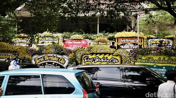 Rumah Duka Guruh Soekarnoputra Dibanjiri Karangan Bunga