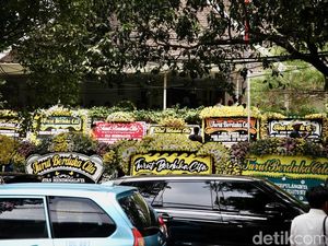 Rumah Duka Guruh Soekarnoputra Dibanjiri Karangan Bunga