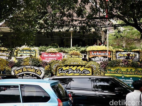 Rumah Duka Guruh Soekarnoputra Dibanjiri Karangan Bunga