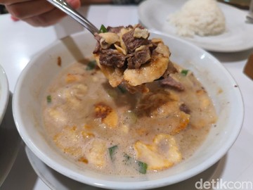Slurrp! Gurih Hangat Soto Betawi Legendaris yang Eksis Sejak 1940-an