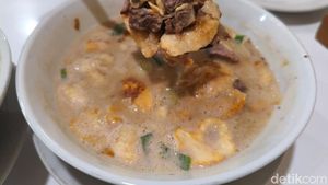 Slurrp! Gurih Hangat Soto Betawi Legendaris yang Eksis Sejak 1940-an