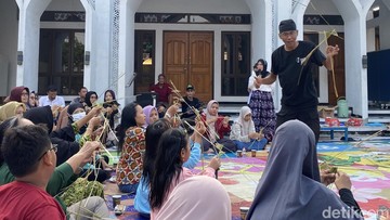 Antusias Gen Alpha hingga Lansia Bikin Wayang Suket di Semarang
