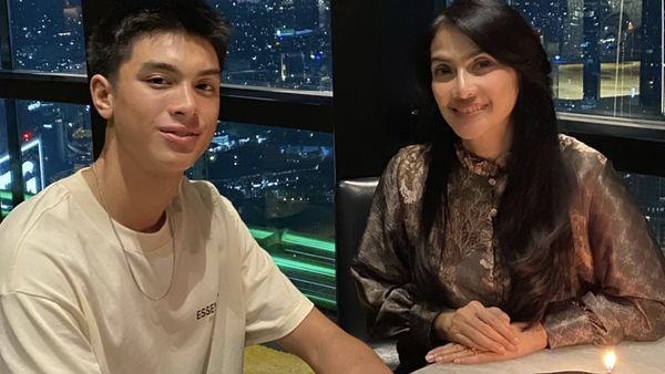 Sweet! Momen Kulineran Maudy Koesnaedi Bareng Keluarga Kecilnya