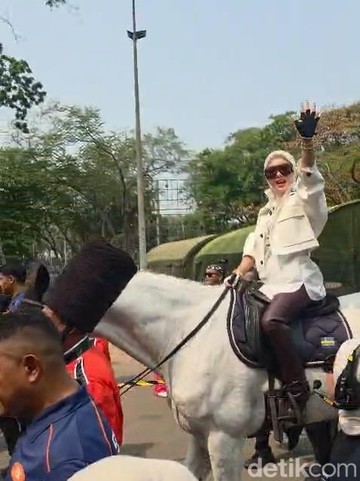 Membahana! Syahrini ke Pestapora Naik Kuda