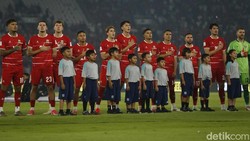 El Loco Nyanyi Indonesia Raya: Dulu di Lapangan, Kini di Depan TV