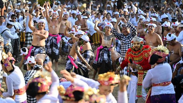 Tradisi Perang Ketupat di Bali, Ribuan Warga Turun ke Jalan