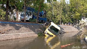 Hindari Motor Lawan Arah, Truk Nyungsep ke Sungai di Nganjuk