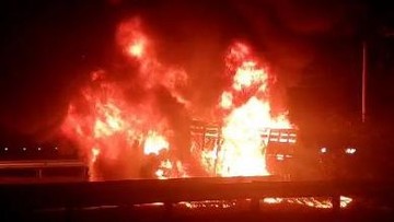 Truk Muatan Semen Terbakar di Tol Boyolali