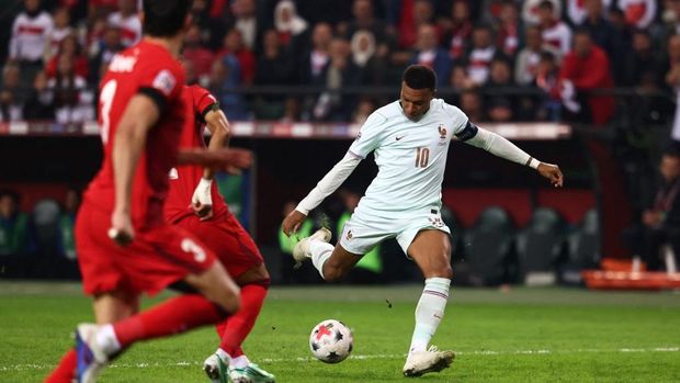 Turki vs Prancis France's forward #10 Kylian Mbappe kicks the ball and scores his team's first goal during the UEFA Nations League (League A, Group 1) first leg football match between Turkey and France at the Kocaeli Stadium in Izmit, on September 25, 2026. (Photo by FRANCK FIFE / AFP)