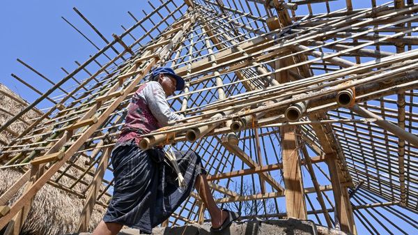 Warga Sade Bangun Kembali Rumah Adat Pascakebakaran