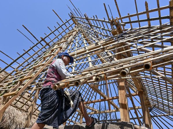 Warga Sade Bangun Kembali Rumah Adat Pascakebakaran