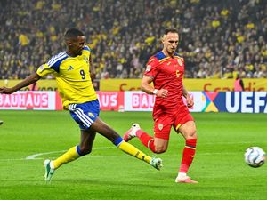 Isak Dipulangkan ke Liverpool karena Cedera saat Bela Swedia