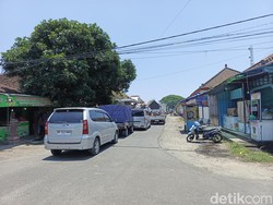 Gilimanuk Masih Macet, Kendaraan Masuk Pemukiman Bikin Kabel Rusak-Genteng Lepas