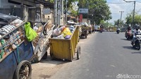 Armada Sampah Mengular di TPS Mataram, Ini Kata DLH