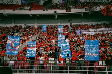 AQUA Gaet 2.625 Suporter Bikin Human Mural 'BELIEVE' di Laga Timnas