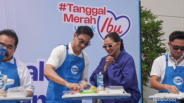 Darius Sinathrya dan Donna Agnesia dalam acara pemecahan rekor MURI bersama Frisian Flag di Bandung.