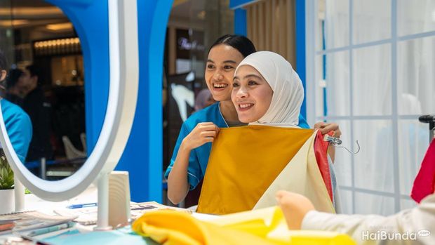 Dian Ayu menikmati aktivitas di booth 'Pampering' yang dihadirkan Frisian Flag di Bandung.