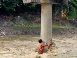 Video Menegangkan Evakuasi Remaja Terjebak Arus Sungai di Padang