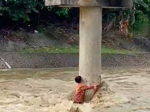 Video Menegangkan Evakuasi Remaja Terjebak Arus Sungai di Padang