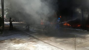 Gudang Rongsok di Lamongan Terbakar Hebat, Mobil Water Cannon Dikerahkan