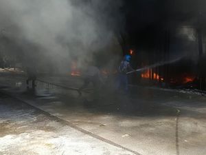 Gudang Rongsok di Lamongan Terbakar Hebat, Mobil Water Cannon Dikerahkan