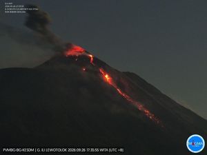 Gunung Ile Lewotolok Meletus 215 Kali dalam Sehari, Lava Mengalir 600 Meter