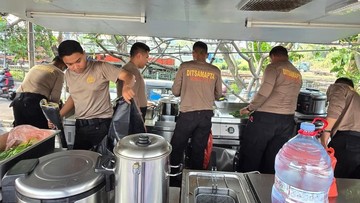 Polda Metro Buka Dapur untuk Korban Kebakaran di Pademangan Jakut