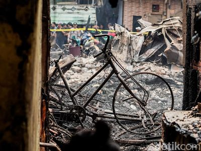 Kebakaran Lahap 20 Rumah di Kampung Muka