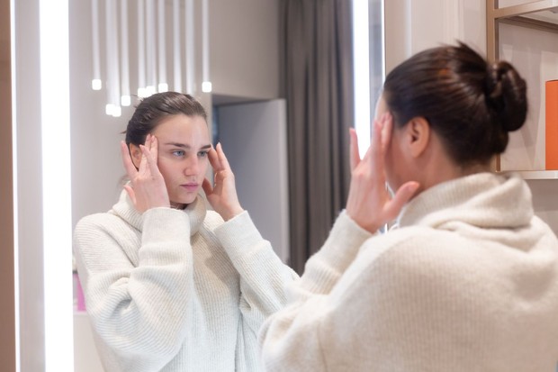 Kebiasaan skincare yang salah dapat membuat kondisi kulit memburuk, terutama jika produk yang digunakan tidak sesuai dengan usia. Kulit yang menua membutuhkan perawatan yang lebih lembut karena cenderung lebih kering. Hindari scrub dan astringen yang terlalu keras untuk menjaga kelembapan kulit.