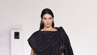 Kendall Jenner Tutup Show Bottega Veneta, Jacob Elordi Nonton di Front Row